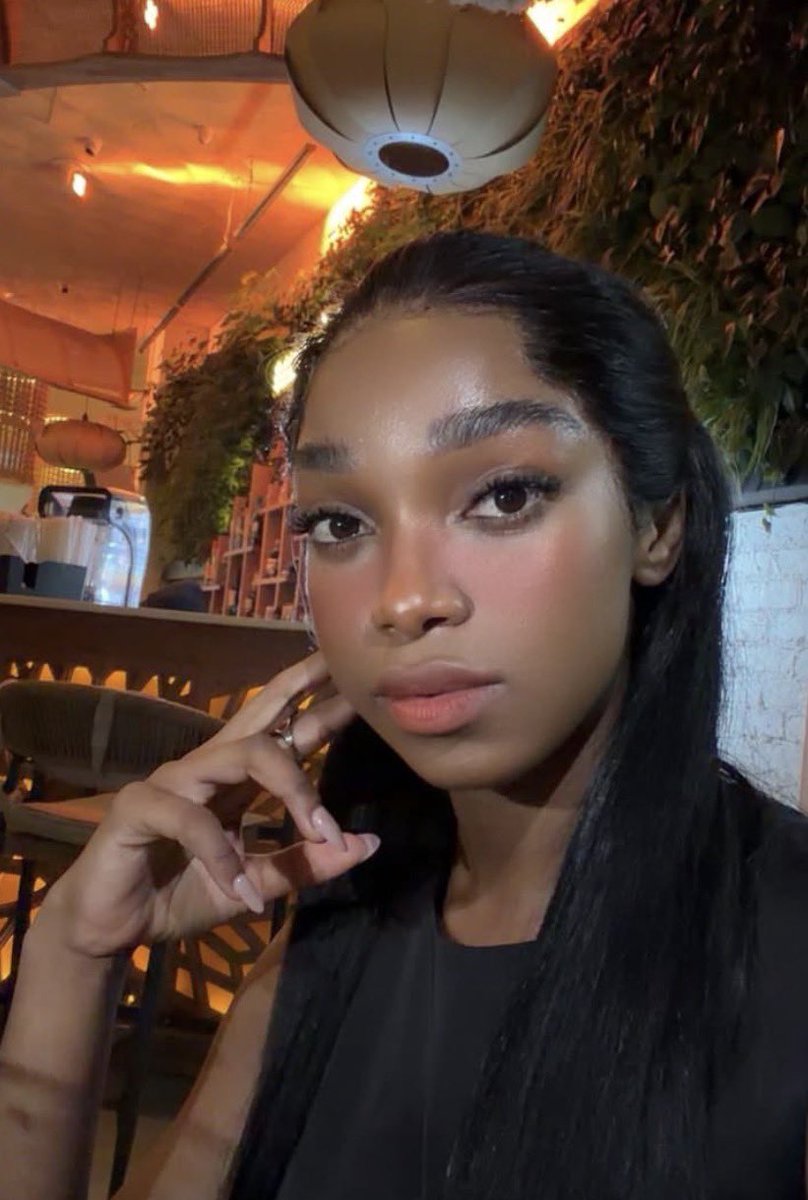 Selfie after selfie 🤳 wena my Shayla abaku tjeli lokho 🤏🏽..

WE PIN FOR THANDEKA 
THANDEKA THE TRENDSETTER 
#ThandekaTshabalala 
#ThandekaTheBrand