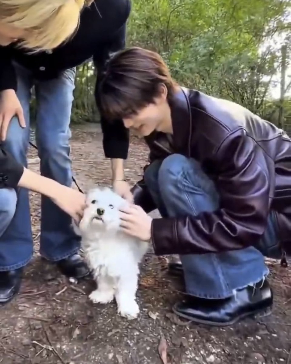 F0RYU1107's tweet photo. 내 신유님 강아지만 보면 182 문짝남이 순식간에 쭈구리 되는 거 진짜 너무너무너무호감💕💕 https://t.co/tG8HivKQvY