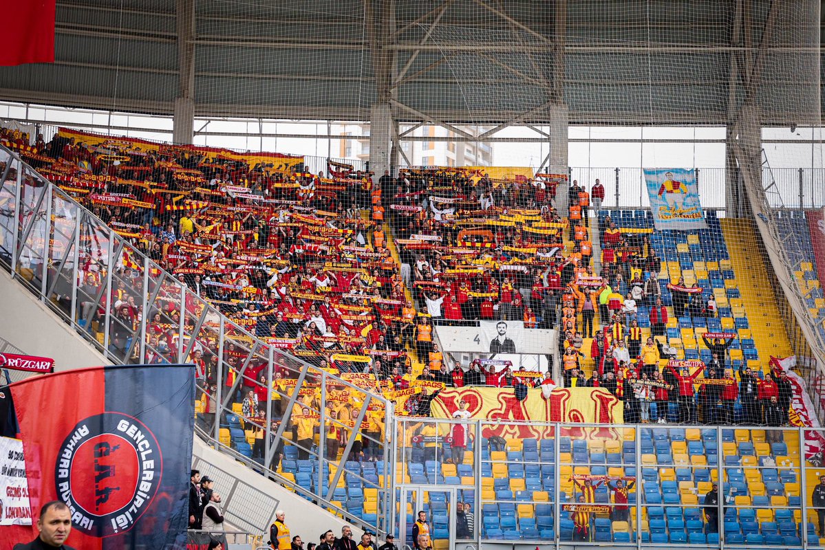 Senin adının geçtiği her yer, bizim mabedimizdir!

Göztepe’mizi, Gençlerbirliği deplasmanında yalnız bırakmadık.

#Göztepe #Yalı #EmircanÖvüçÖlümsüzdür