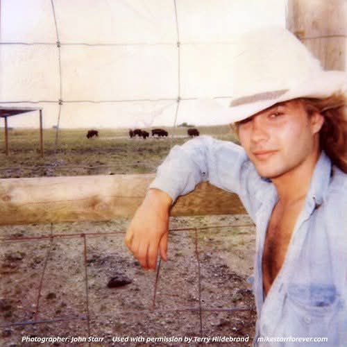 aliceinchainscl's tweet photo. MIKE STARR hoy cumpliría 60 años. Siempre en el recuerdo nuestro querido bajista fundadoŕ de ALICE IN CHAINS. Muchas gracias, te seguimos escuchando!!

Happy birthday Mikey!

Fotografía de John Starr/Terry Hildebrand @MikeStarr4ever \●/

#MikeStarr #LSMS #AliceInChains https://t.co/Qxj5o2Ymd2