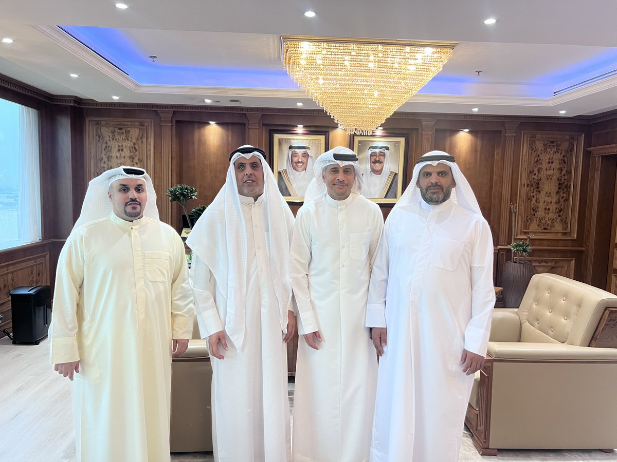 q8bscb's tweet photo. التقى السيد عوض العازمي رئيس نادي البصيرة الرياضي للمكفوفين والسيد فايز العازمي والسيد فهد العنزي بمعالي وزير دولة لشؤون الشباب الدكتور طارق الجلاهمة وتطرق اللقاء إلى اهم المشاكل التي تواجه رياضة المكفوفين في دولة الكويت والسبل إلى حلها. السبت 4-4-2026 https://t.co/oiMFdaKwui