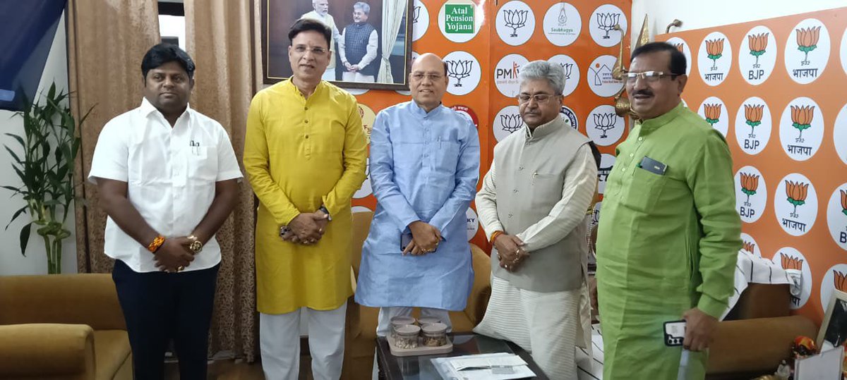 आज दिल्ली में शिरोमणि गुरु रविदास विश्व महापीठ के अंतरराष्ट्रीय अध्यक्ष <a href="/dushyanttgautam/">Dushyant Kumar Gautam</a> जी के मार्गदर्शन में मुंबई तथा सागर में आयोजित आगामी कार्यक्रम तथा समारोह के संदर्भ में बैठक काआयोजन हुआ.बैठक में रविदासी समाज के विभिन्न पहलुओं पर प्रकाश डाला गया.<a href="/blsanthosh/">B L Santhosh</a> <a href="/BJP4India/">BJP</a>