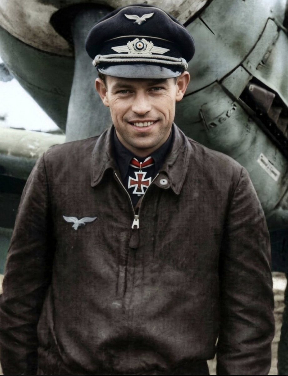 Este es Heinrich Ehrler. Condecorado con el Ritterkreuz mit Eichenlaub (Cruz de Caballero con hojas de roble). 
La cruz se la dieron al abatir 64 aviones enemigos, las hojas de roble al abatir 112.

Murió en combate hoy hace 81 años. Sus últimas palabras fueron:

"Theo, aqui