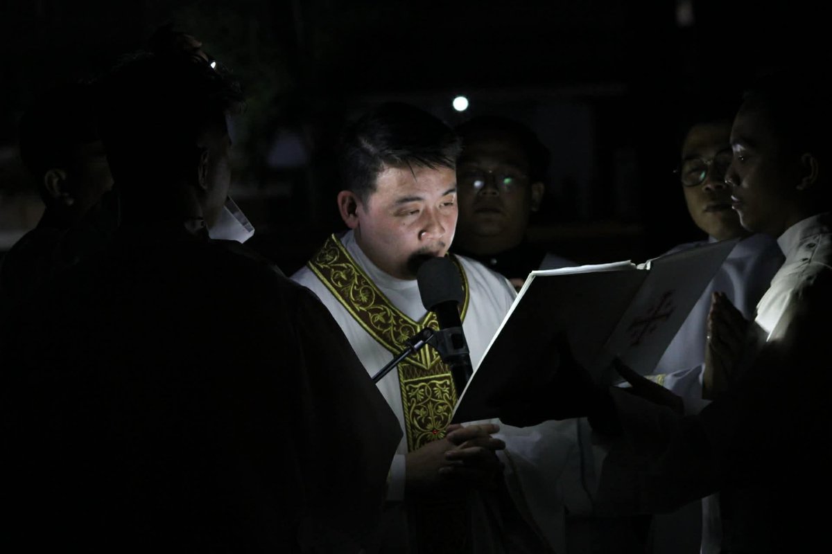 ABSCBNNews's tweet photo. EASTER VIGIL SA SIMBAHAN NG TONDO
 
Pinangunahan ni Rev. Fr. Jeremy John Monroid kasama ang iba pang kaparian ng Minor Basilica and Archdiocesan Shrine Parish of Santo Niño de Tondo sa Maynila ang Easter Vigil sa simbahan ngayong Sabado de Gloria, Abril 4, 2026.

Hawak ang mga kandilang nagliwanag sa simbahan, sabay-sabay ring inawit ng mga mananampalatayang Katolikong dumalo sa misa ang Exultet, bilang pagpupuri sa muling pagkabuhay ni Hesus. (📸: Socom - Minor Basilica and Archdiocesan Shrine Parish of Santo Niño de Tondo) #SemanaSanta2026 | via @jdcusipag