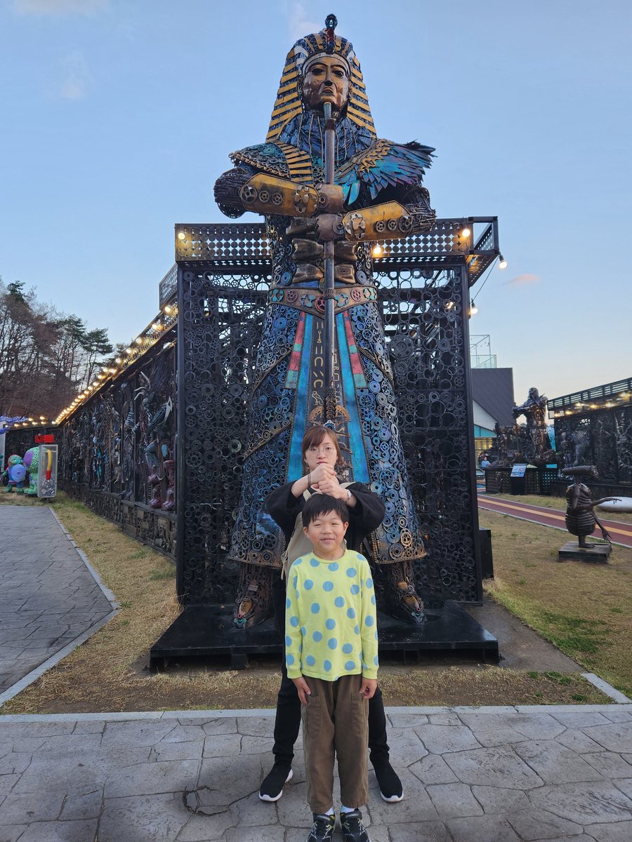 applomin99's tweet image. まさか通りすがりのところにこんな素敵な展示場が。
廃棄車で作るアート。エコアート。
すさまじいクォリティ。

#韓国帰省 #기장 #gallery