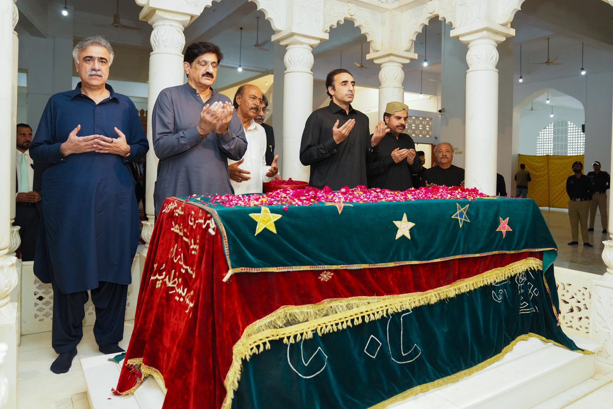 MediaCellPPP's tweet photo. پاکستان پیپلزپارٹی کے چیئرمین بلاول بھٹو زرداری کی شہید ذوالفقار علی بھٹو کے 47 ویں یوم شہادت کے موقع پر گڑھی خدا بخش میں شہدائے جمہوریت کے مزارات پر حاضری

@BBhuttoZardari 
 #SalamShaheedBhutto https://t.co/iqQSl5arlY