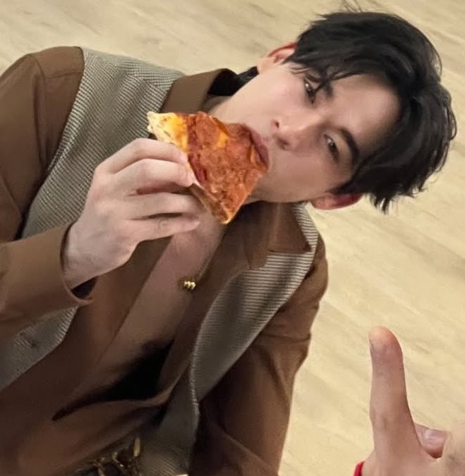 JG | -'🍷⁠*⁠.⁠✧ *my gawin’s beauty* tweet media