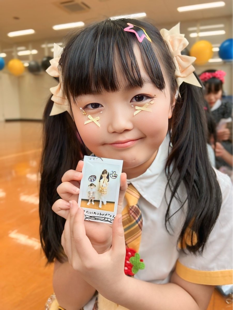 #ねねすず #チェキ GETしたよ🤭✨

すずぴょん ホワラビ デビュー記念 🎉

#ねねぴょん 💛と #すずぴょん ❤️

２人の サイン入り 📝😊♪

次に 会えるのは、５月４、５日 GWの

 #山陽ふれあい公園 ⛲️

ねねぴょんの お誕生月🎏🌿 だから

チェキ 買ってね❣️😊 だそうです♪

#ホワイトラビッツ