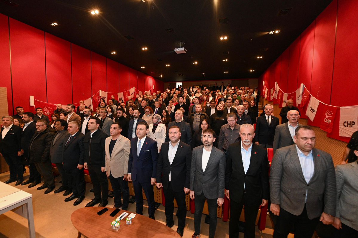 Güzel Türkiye'mizin adil geleceği için mücadelemizi büyütüyoruz. 

İlçe Başkanımız Özkan Akar’ın ev sahipliğinde, il yönetimimizin katılımıyla Bağcılar'da gerçekleştirdiğimiz örgüt toplantımızda yol arkadaşlarımızla bir araya geldik.

CHP gelecek, halk kazanacak!