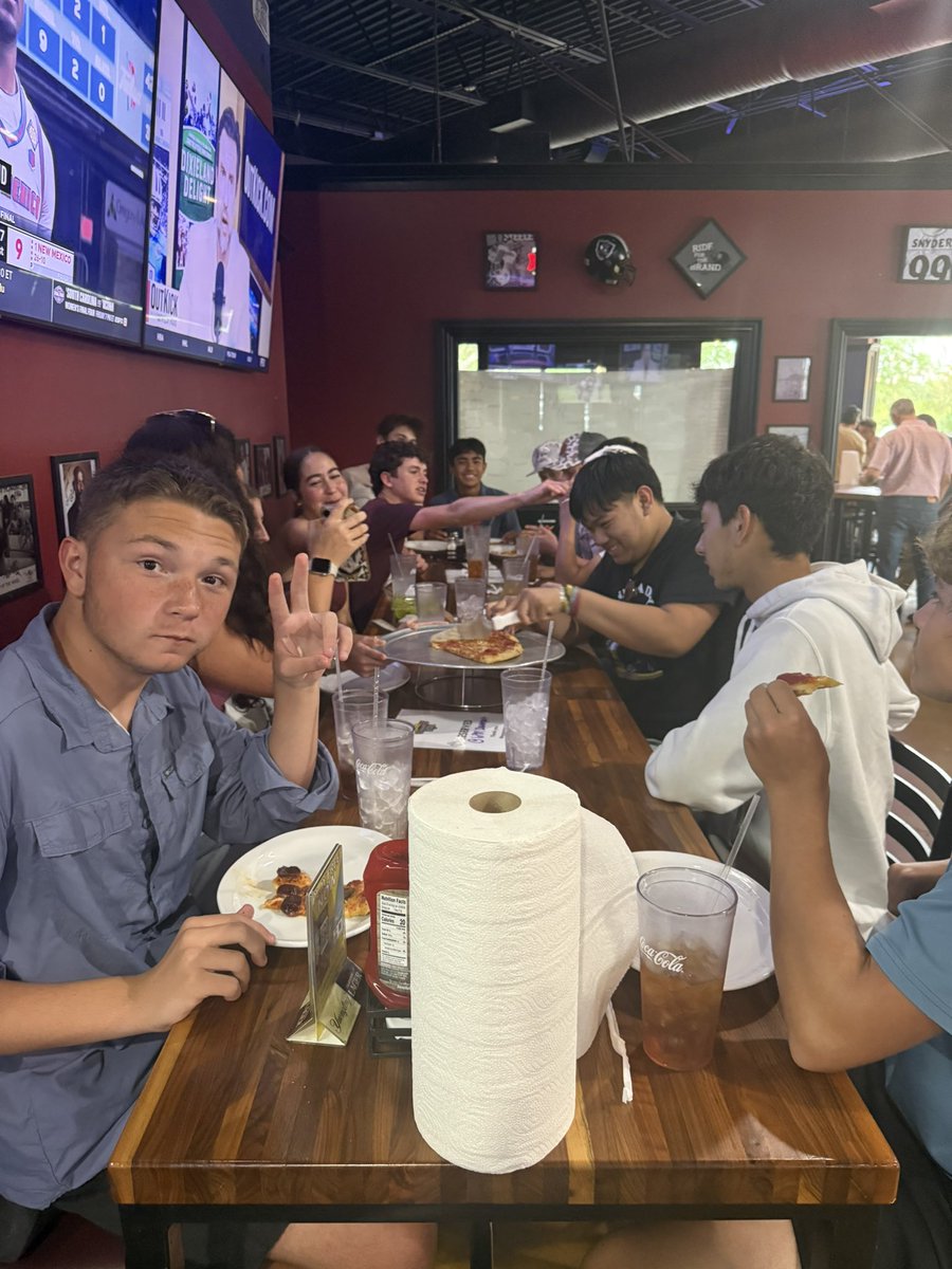 DHSWolvesTennis's tweet photo. Wolves had a great time celebrating our @BuildThePack Booster Bash raffle ticket sale win! Thanks to the WABC for treating us and @AnchorBar_SA for hosting! @dhs_looney @jeffstracener https://t.co/bFJf5bpH5A