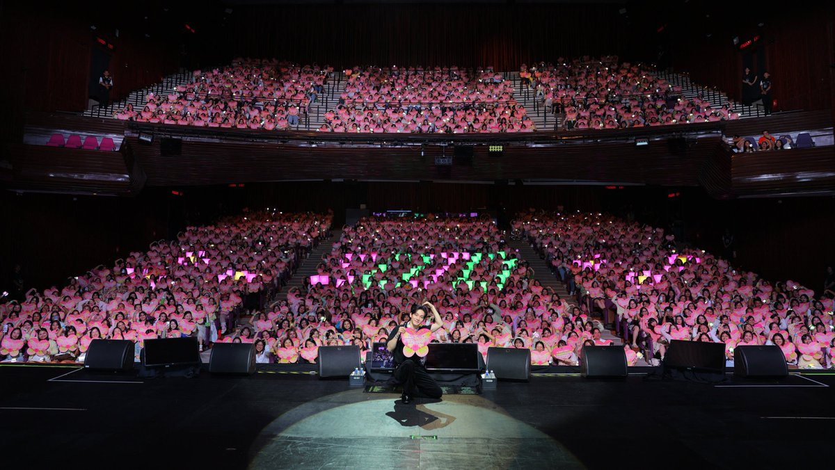 ChenEcOfficial's tweet photo. 📷🦖|260404 
Actu de #CHEN

CHEN CONCERT TOUR <Arcadia> in BANGKOK   
SDJD 

¡Gracias, EXO-L de Bangkok, por llenar la sala de conciertos hasta el tope!
Pude correr y divertirme muchísimo, ¡y recuperarme! 🍀✨️

#EXO #엑소 #weareoneEXO #첸
Cr. CHEN_INB100
EXO Ec. | Chen_king21 https://t.co/whTyxD3KCd