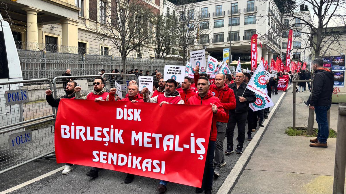 🔴Metal işçileri olarak NATO’ya ve emperyalist saldırganlığa karşı bugün NATO’nun kuruluş yıldönümünde sokaklardaydık✊

📌İstanbul’da Taksim’den Dolmabahçe’ye yapılan yürüyüşün ardından gerçekleştirilen ortak basın açıklamasında, hep birlikte “Katil NATO ülkemizden defol!”,