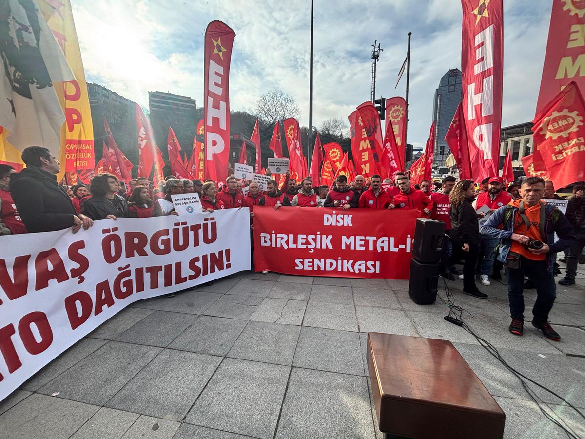 BirlesikMetal's tweet photo. 🔴Metal işçileri olarak NATO’ya ve emperyalist saldırganlığa karşı bugün NATO’nun kuruluş yıldönümünde sokaklardaydık✊

📌İstanbul’da Taksim’den Dolmabahçe’ye yapılan yürüyüşün ardından gerçekleştirilen ortak basın açıklamasında, hep birlikte “Katil NATO ülkemizden defol!”, “Kahrolsun ABD emperyalizmi!”, “Yaşasın işçilerin birliği, halkların kardeşliği!” sloganları attık.

📌Açıklamada konuşan Genel Başkanımız Özkan Atar, emperyalist politikaların ve savaşların en ağır bedelini her zaman işçi ve emekçilerin, kadınların, çocukların, yoksul halkların ödediğine dikkat çekerek; savaşa, ABD ve İsrail’in barbarlığına, emperyalizmin savaş örgütü NATO’ya karşı mücadelenin bir insanlık görevi olduğunu vurguladı.

#NATOyaHayır