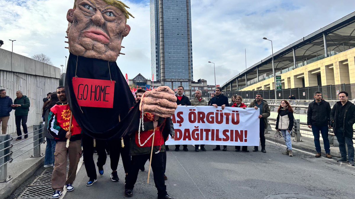 BirlesikMetal's tweet photo. 🔴Metal işçileri olarak NATO’ya ve emperyalist saldırganlığa karşı bugün NATO’nun kuruluş yıldönümünde sokaklardaydık✊

📌İstanbul’da Taksim’den Dolmabahçe’ye yapılan yürüyüşün ardından gerçekleştirilen ortak basın açıklamasında, hep birlikte “Katil NATO ülkemizden defol!”, “Kahrolsun ABD emperyalizmi!”, “Yaşasın işçilerin birliği, halkların kardeşliği!” sloganları attık.

📌Açıklamada konuşan Genel Başkanımız Özkan Atar, emperyalist politikaların ve savaşların en ağır bedelini her zaman işçi ve emekçilerin, kadınların, çocukların, yoksul halkların ödediğine dikkat çekerek; savaşa, ABD ve İsrail’in barbarlığına, emperyalizmin savaş örgütü NATO’ya karşı mücadelenin bir insanlık görevi olduğunu vurguladı.

#NATOyaHayır