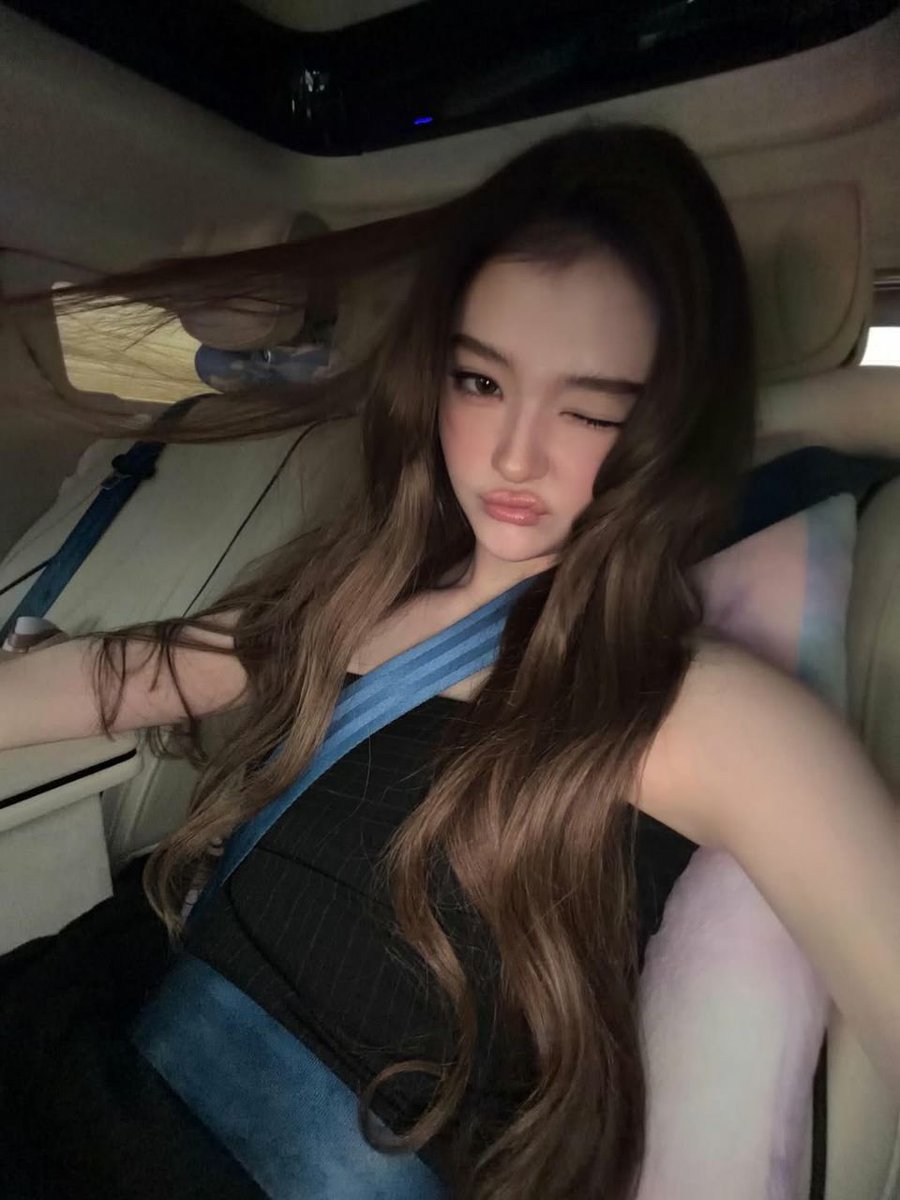 hyeinele's tweet photo. The traffic was crazy but maybe here’s the traffic (me) that y’all mean lol, don ya worry it’ll take just a short time to go there, what about give ’dis gorl compliment instead? how’s my make-up or how’s my hairdo todei pawms? https://t.co/NwzC4aj2tt