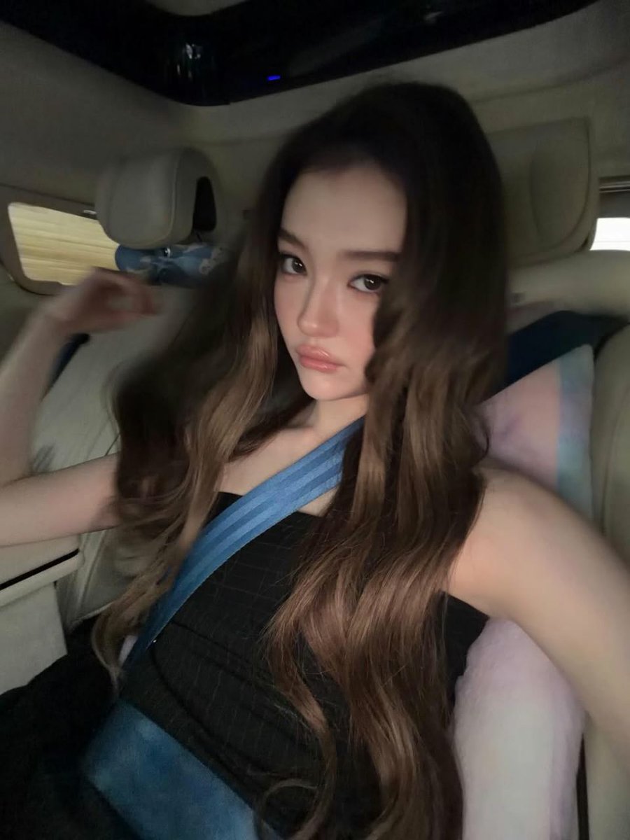 hyeinele's tweet photo. The traffic was crazy but maybe here’s the traffic (me) that y’all mean lol, don ya worry it’ll take just a short time to go there, what about give ’dis gorl compliment instead? how’s my make-up or how’s my hairdo todei pawms? https://t.co/NwzC4aj2tt