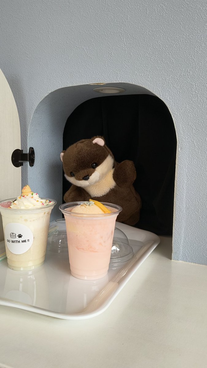 haduki_kanon's tweet photo. 前から気になってたぬいぐるみが接客してくれるお店に行って来たんだけど可愛いが大渋滞してた
あとお花のクリームチーズおいしかったー https://t.co/XVffWQcvbm
