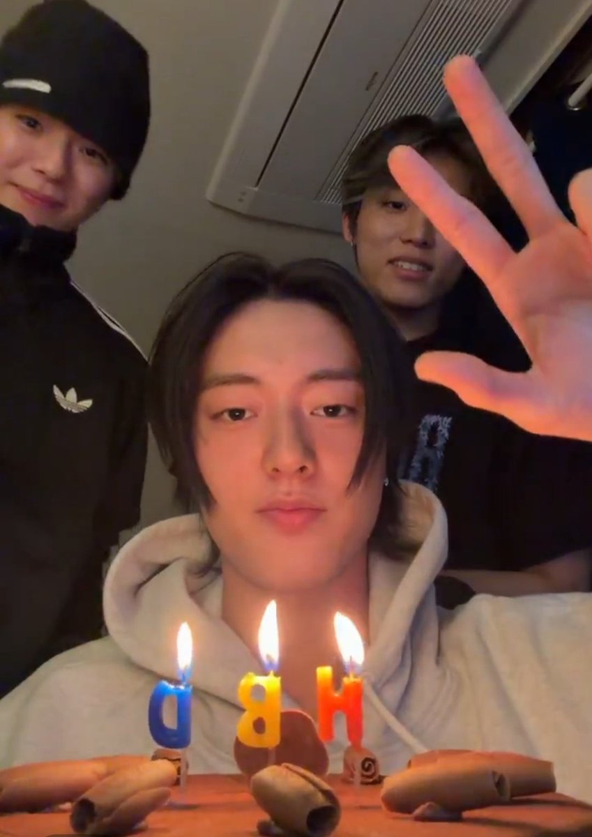 K H U N N E W ♡ tweet media