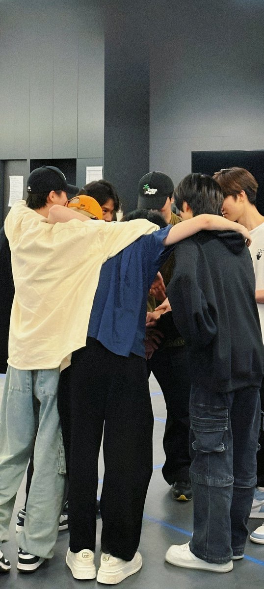 ilyby1's tweet photo. After this, please take some time to rest and come back as a happier Mark Lee who is always surrounded by happiness🫶.

See you again, Mark NCT 🙌
We always remember you. NCT Dream always 7❣️ take care keep well leaderlove you always 🫂💙. https://t.co/EzdTQ1Xkej