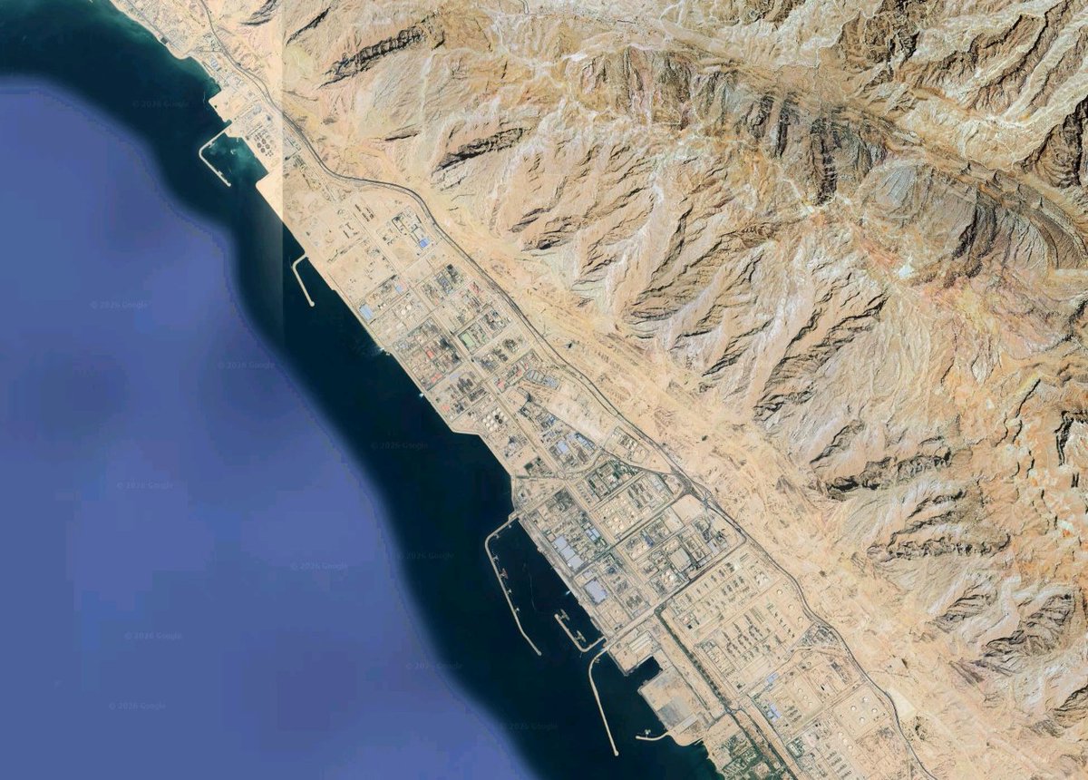 ArmandVervaeck's tweet image. De VS is vandaag volop de Iraanse kust ten Oosten van Busherh aan het bombarderen.  De rode blokjes komen van satellieten (FIRS) die branden van oa bombardementen detecteren. 

Het zijn fabriekszones met een heleboel opslagtanks. 
Trump zal denken : ik heb nu toch al een pak