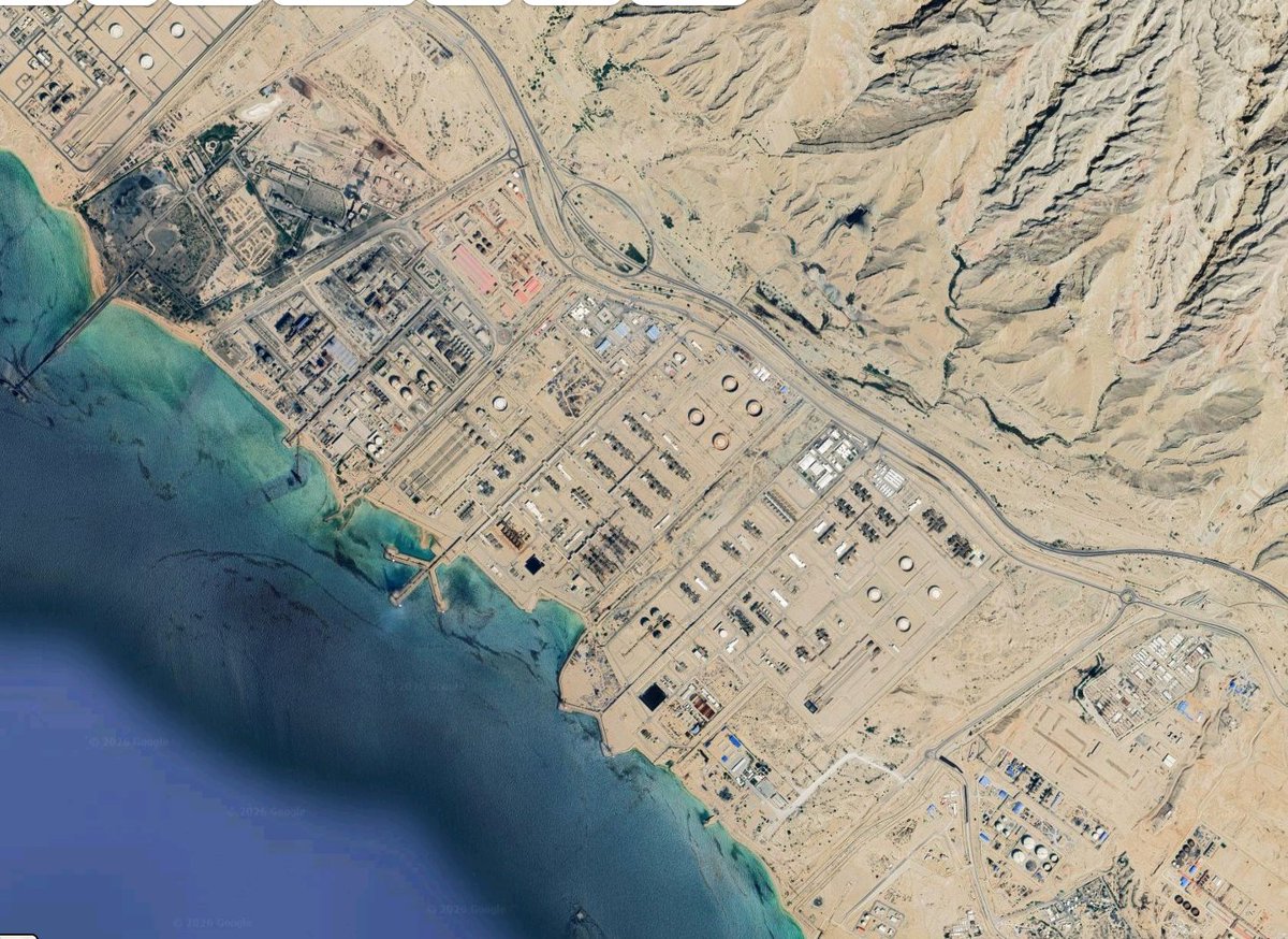 ArmandVervaeck's tweet image. De VS is vandaag volop de Iraanse kust ten Oosten van Busherh aan het bombarderen.  De rode blokjes komen van satellieten (FIRS) die branden van oa bombardementen detecteren. 

Het zijn fabriekszones met een heleboel opslagtanks. 
Trump zal denken : ik heb nu toch al een pak
