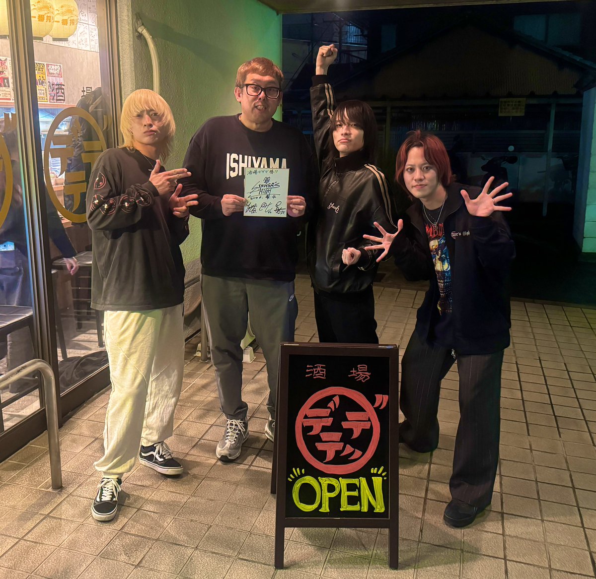 Akashi_cr's tweet photo. シンガーズハイ滋賀ユーストン公演ありがとうございました！超満員の激アツでした。ライブ後はみんなで酒場デデデへ！スパイスランドポンセからもカレーの差し入れをいただき大好評でした。明日も頑張ってー！ https://t.co/ofZn1zJa7s