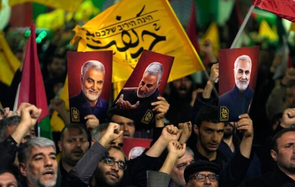MOSSADil's tweet image. 🚨 BREAKING: 
U.S. agents arrest relatives of Qassem Soleimani.

U.S. federal agents have arrested the niece and grand-niece of Qassem Soleimani after Secretary of State Marco Rubio revoked their lawful permanent resident status.

“Hamideh Soleimani Afshar and her daughter are