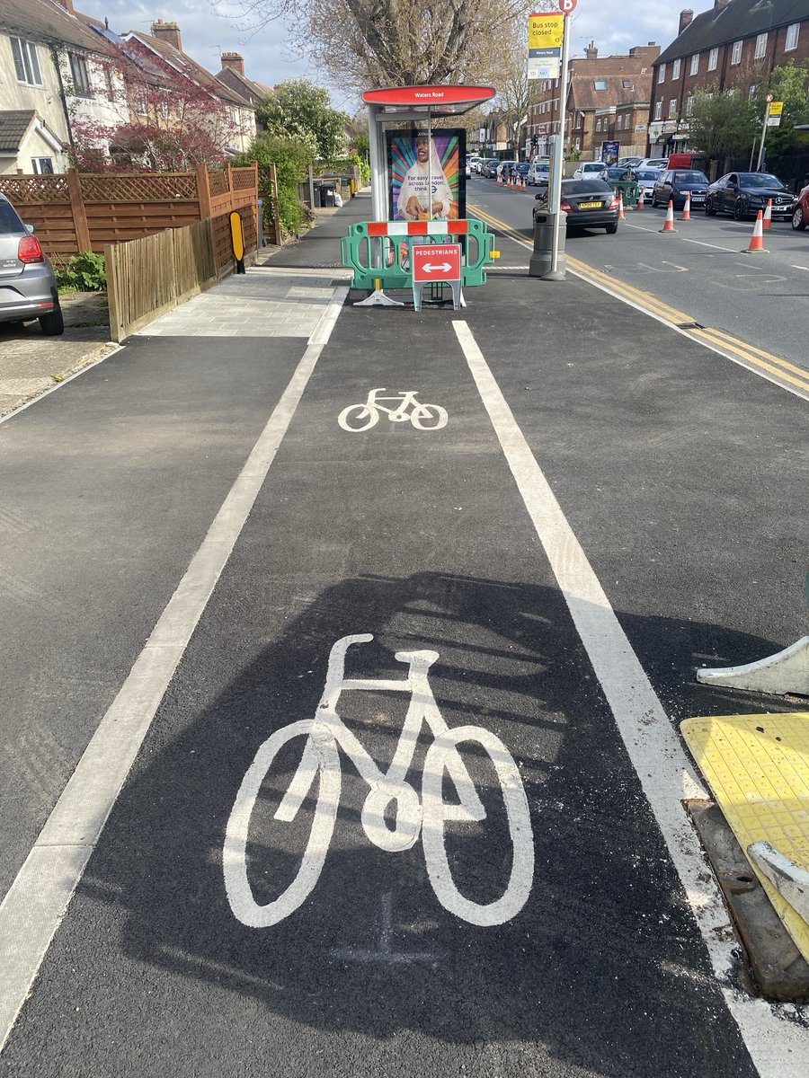 TheQuietBusker's tweet photo. #cyclepath #kingstoncyclepath I know there have been problems with cycle paths and bus stops but this can’t be the answer. # https://t.co/7W8myYIbDK