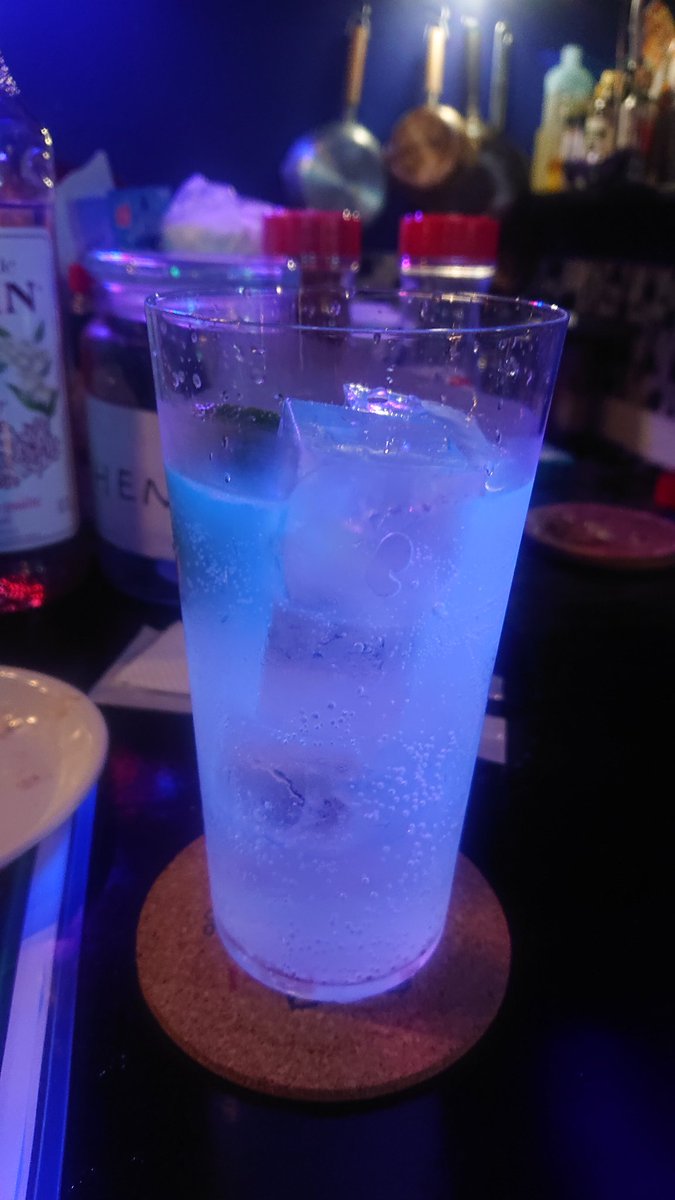 hosoya414's tweet photo. そんなわけで行って来ました
ジャークチキン美味し過ぎた
色んなジントニック飲みました
そして90年代の遺物を撮影

そんな90s,Bar で5月に催しあります
かみんぐすーん https://t.co/BB6T6MoFed