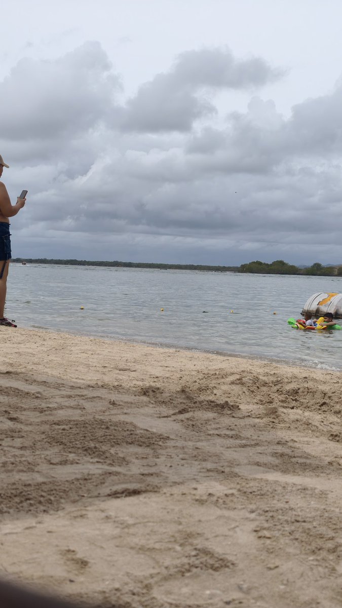 Ya en la playita 🏖️. Saluden, no mordemos. 
#ViveySeFeliz 😊