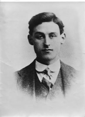lorraineelizab6's tweet image. Dick McKee (4 April 1893 #Dublin-21 Nov 1920). IRA. Friend of de Valera, Austin Stack, Collins. Jacob's Factory in Rising. Helped set up "The Squad"/12 Apostles! Fiancée May Gibney. Tortured/killed @dublincastleopw Nov 1920. @MckeeCamp named! 🪦Glasnevin rte.ie/history/2020/1…