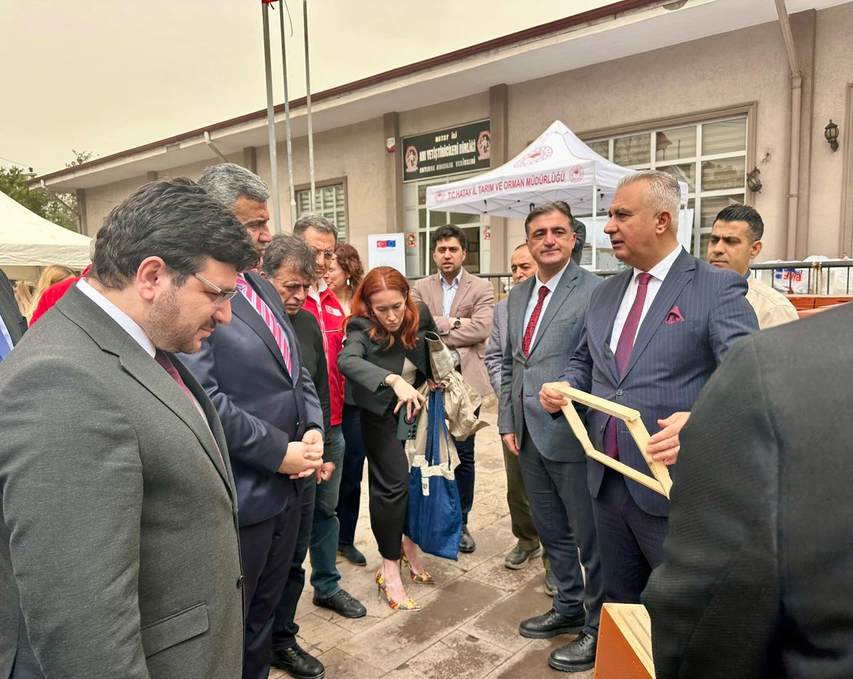 TKHataySubesi's tweet photo. Kızılay Hatay Toplum Merkezinin yürüttüğü“Kırsal Alanlarda Mevsimlik Tarımsal Kapasitelerin Güçlendirilmesi Projesi”kapsamında;Tarımsal Amaçlı Örgütlere Yönelik Destekler Programı çerçevesinde,destek almaya hak kazanan Hatay Arı Yetiştiricileri Birliğine ekipmanları teslim ettik https://t.co/SBPawj1t7j