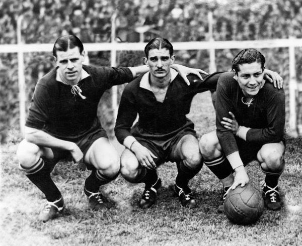 SiempreAlDiego's tweet photo. #UnDiaComoHoy de 1937 Antonio #Sastre, Arsenio #Erico y Vicente #DeLaMata compartían cancha por primera vez con la camiseta de #Independiente.

Aquel 2-0 sobre #Ferro fue el principio de un trío que marcaría época. https://t.co/Ml3O8TKhfT