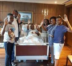 joeselasini's tweet photo. Mnamtesa baba yao mlipotaka kumuuwa kwa risasi.
Familia ya LISSU ina maumivu na inateseka na baba yao kutoka hosp. hadi mahabusu.

VIONGOZI WA CCM, SERIKALI na vyombo vya dola mnaoshabikia mateso haya; laana hii mtailipa ndani ya familia zenu. 

LISSU HANA HATIA MPENI UHURU WAKE. https://t.co/K1z1kVQ5HZ