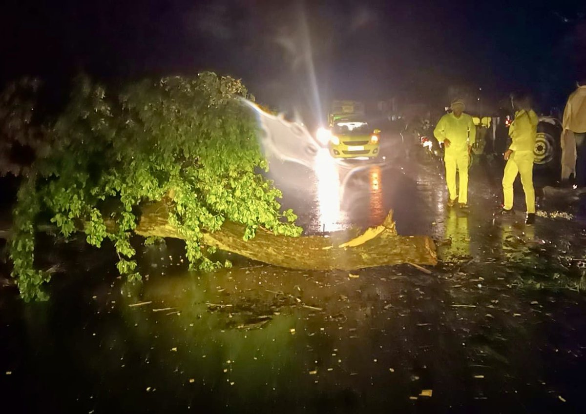 महमूदाबाद-सीतापुर के सदरपुर थाना क्षेत्र के चलाकापुर गाँव में लगी भीषण आग की घटना अत्यंत दुःखद एवं हृदय विदारक है। देखते ही देखते पूरा गाँव आग की चपेट में आ गया, जिससे भारी नुकसान की आशंका है।

प्राप्त प्रारंभिक जानकारी के अनुसार, इस भयावह हादसे में कुछ ग्रामीण महिलाओं एवं मासूम