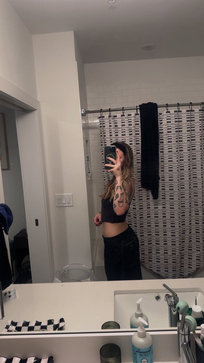 BaileyGoat tweet media