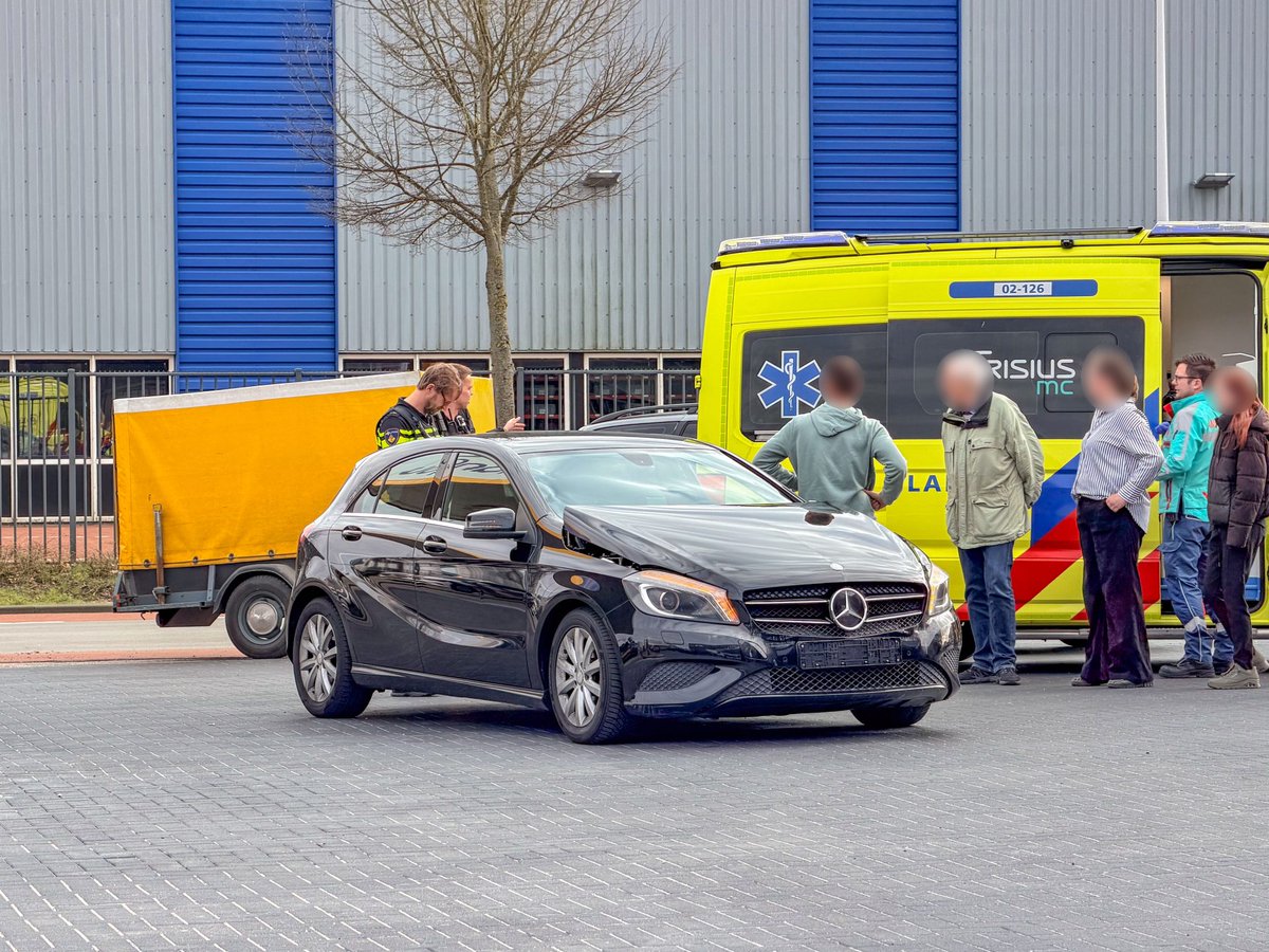 Auto botst op aanhanger in Drachten