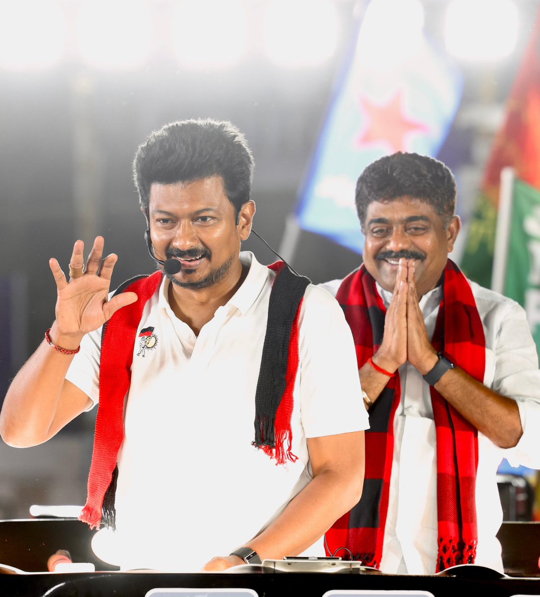 Udhaystalin's tweet photo. 2026 சட்டமன்றத் தேர்தலையொட்டி தொடர் பரப்புரையில் ஈடுபட்டு வருகிறோம். இன்றைய தினம் இராமநாதபுரம் சட்டமன்றத் தொகுதியின் வெற்றி வேட்பாளர் அண்ணன் @kvmuthuramaling அவர்களுக்கு உதயசூரியன் சின்னத்தில் வாக்கு சேகரித்தோம். 

மிகுந்த எழுச்சியுடன் நடைபெற்ற இக்கூட்டத்தில் அரசின் சாதனைகள், தேர்தல் அறிக்கையில் இடம்பெற்றுள்ள சிறப்பம்சங்கள், #NDA கூட்டணியின் துரோகங்கள் ஆகியவற்றை சுட்டிக்காட்டி உரையாற்றினோம். 

#திராவிடமாடல் நல்லாட்சி தொடரட்டும்; தமிழ்நாடு மேலும் சிறக்கட்டும்!

#ஸ்டாலின்_தொடரட்டும் #தமிழ்நாடு_வெல்லட்டும்  #DMK4TN  #VoteForDMK
