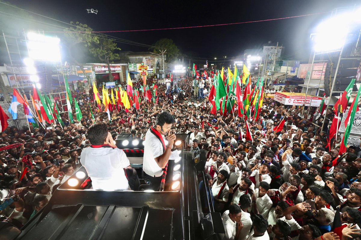Udhaystalin's tweet photo. 2026 சட்டமன்றத் தேர்தலையொட்டி தொடர் பரப்புரையில் ஈடுபட்டு வருகிறோம். இன்றைய தினம் இராமநாதபுரம் சட்டமன்றத் தொகுதியின் வெற்றி வேட்பாளர் அண்ணன் @kvmuthuramaling அவர்களுக்கு உதயசூரியன் சின்னத்தில் வாக்கு சேகரித்தோம். 

மிகுந்த எழுச்சியுடன் நடைபெற்ற இக்கூட்டத்தில் அரசின் சாதனைகள், தேர்தல் அறிக்கையில் இடம்பெற்றுள்ள சிறப்பம்சங்கள், #NDA கூட்டணியின் துரோகங்கள் ஆகியவற்றை சுட்டிக்காட்டி உரையாற்றினோம். 

#திராவிடமாடல் நல்லாட்சி தொடரட்டும்; தமிழ்நாடு மேலும் சிறக்கட்டும்!

#ஸ்டாலின்_தொடரட்டும் #தமிழ்நாடு_வெல்லட்டும்  #DMK4TN  #VoteForDMK