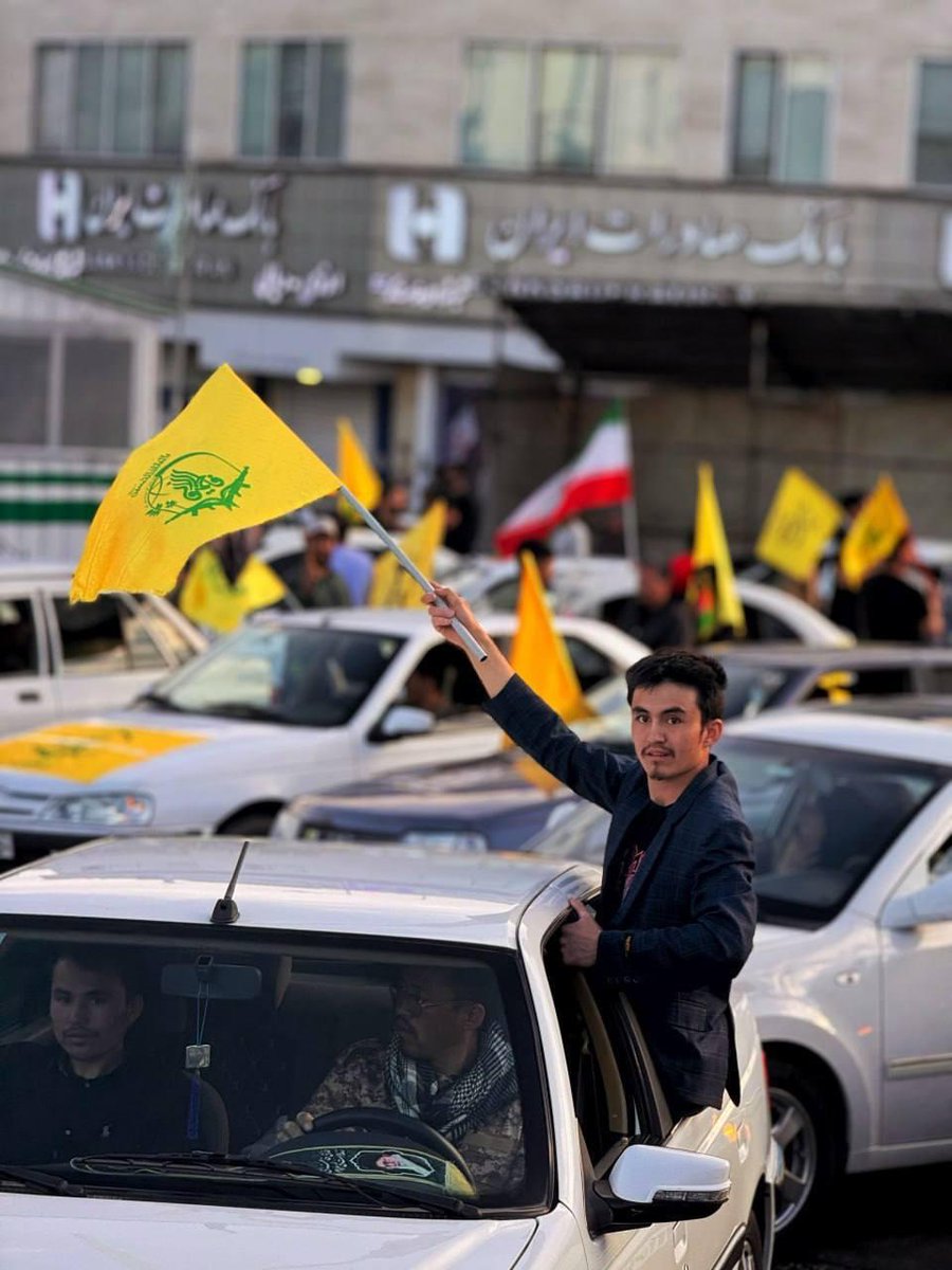 Marianasoux's tweet image. De paramilitaire Fatemiyoun-groep uit Afghanistan is Teheran binnengekomen en toont hun aanwezigheid op straat met hun vlag!
Aangestuurd door het Iraanse regime...