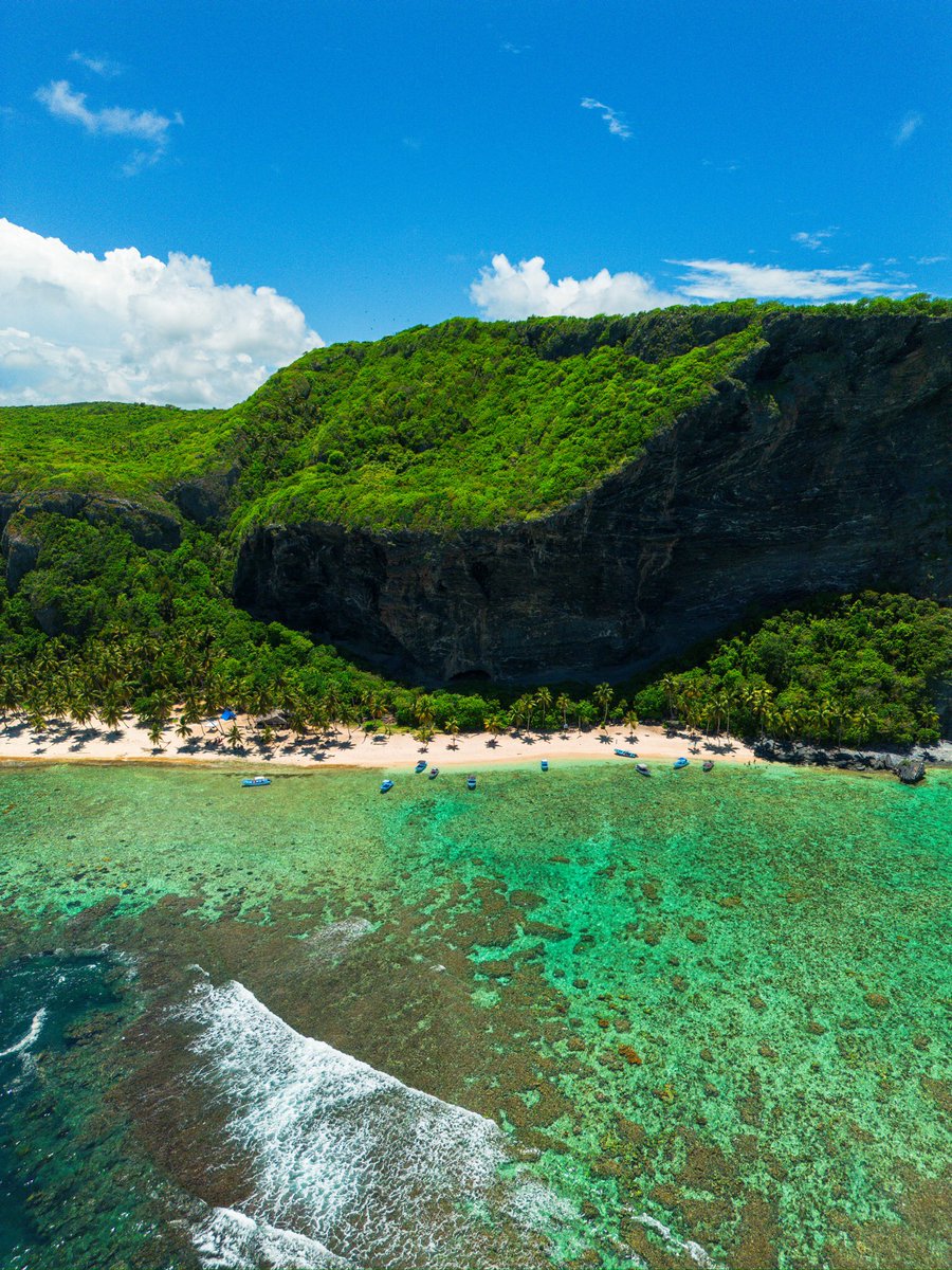 AbelVlogsRD's tweet photo. En Samaná hay un sendero, que está incluso marcado en Google Maps, que te lleva directamente a Playa Frontón. 

La gente suele ir en barco pero no sabe que también es posible hacerlo a pie. Son 9kms de ida en un terreno todo plano con mucha vegetación https://t.co/Ao4HKmBcWe