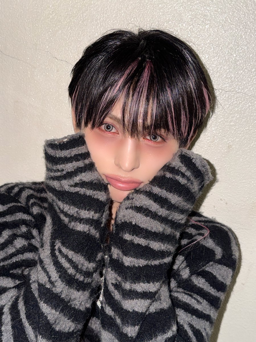 ALL(H)OURS tweet media