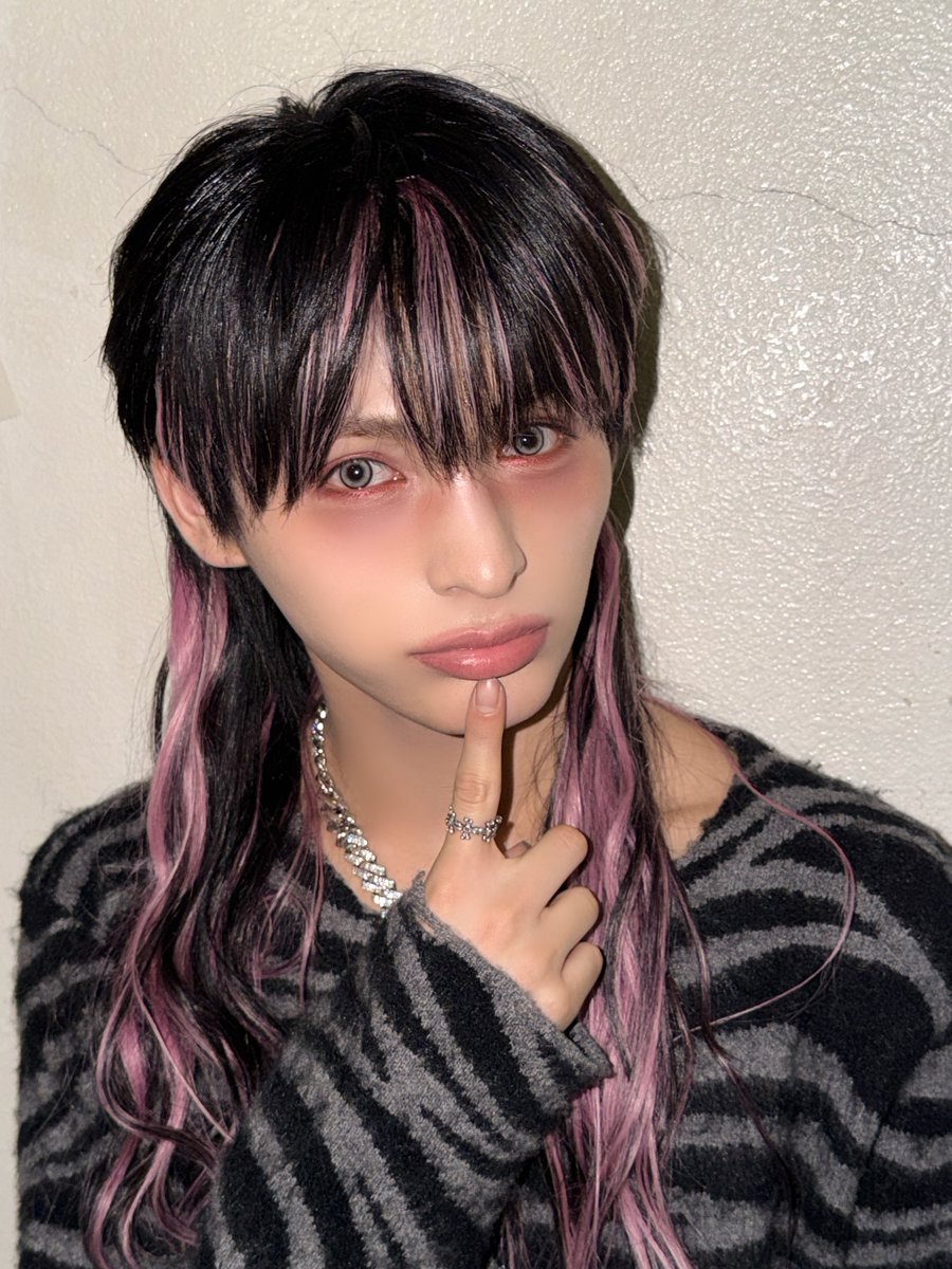 ALL(H)OURS tweet media