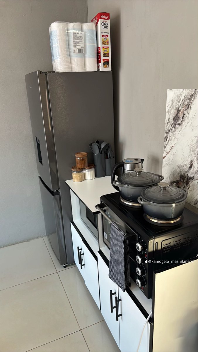 ®️ E L E tweet media