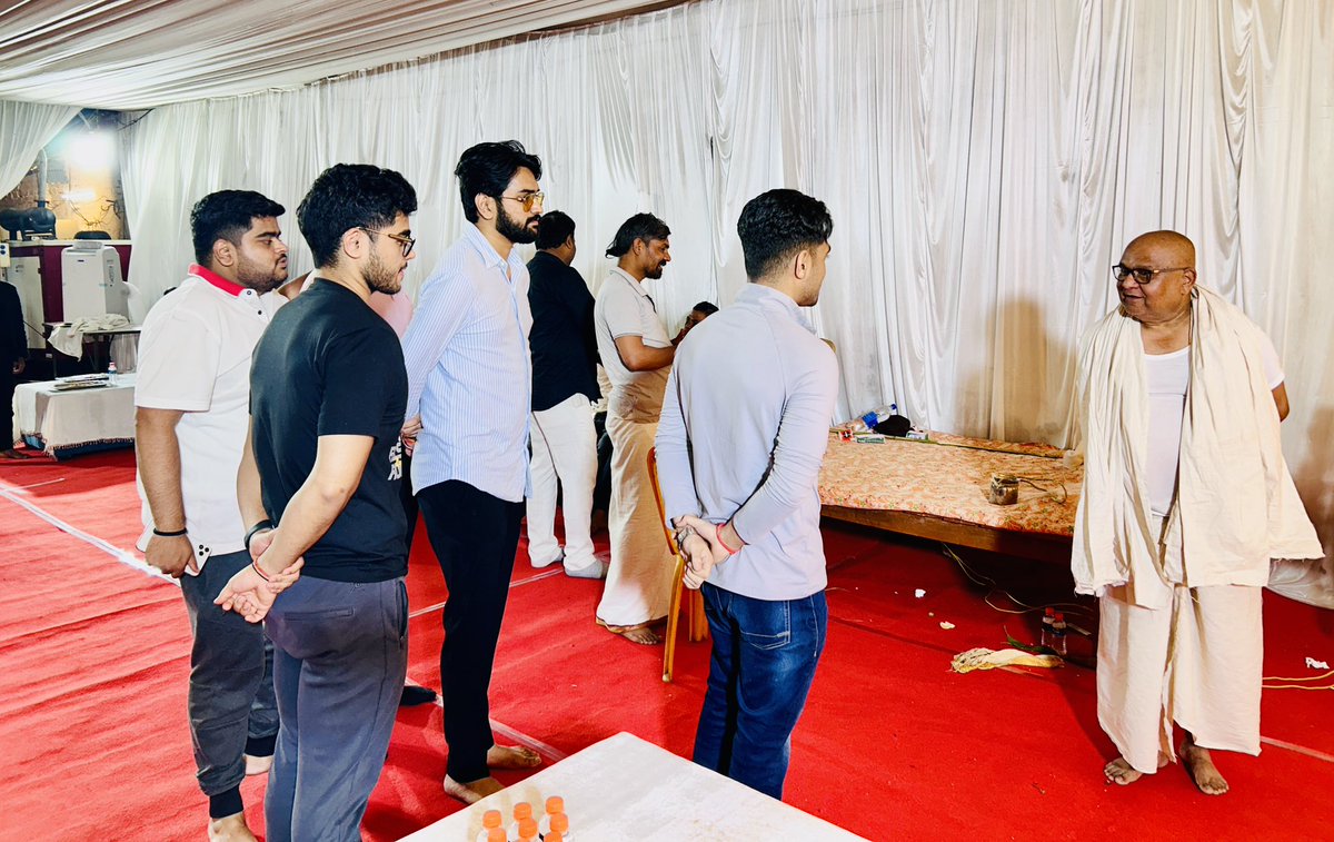 हमारे पूजनीय पिता जी के निधन पर उनकी दिवंगत पुण्यात्मा की शांति हेतु श्रद्धांजलि अर्पित करने एवं हमें सम्बल प्रदान करने हेतु आज मेरे पैतृक निवास #बड़सरा_खालसा आकर पूजनीय पिता जी के चित्र पर पुष्प अर्पित कर श्रद्धासुमन अर्पित किया तथा पुण्यात्मा की शांति हेतु प्रार्थना की।