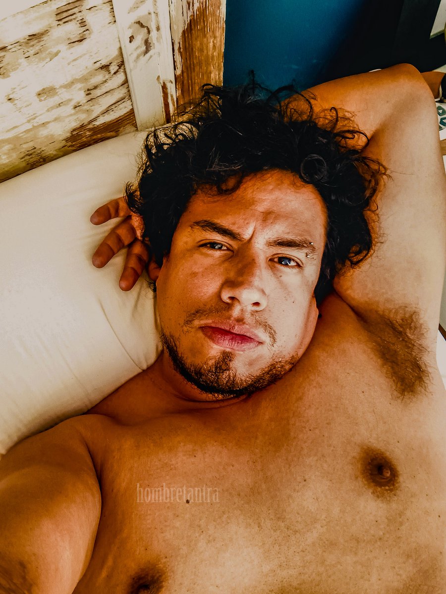 Hay algo más erótico que tu cuerpo…
y es cuando dejas de huir de lo que sientes dentro de él.

Porque cualquiera puede desnudarse.
Pero muy pocos hombres pueden quedarse
cuando el deseo empieza a volverse intenso.

Ahí es donde la mayoría se traiciona.
Se aceleran.
Se distraen.