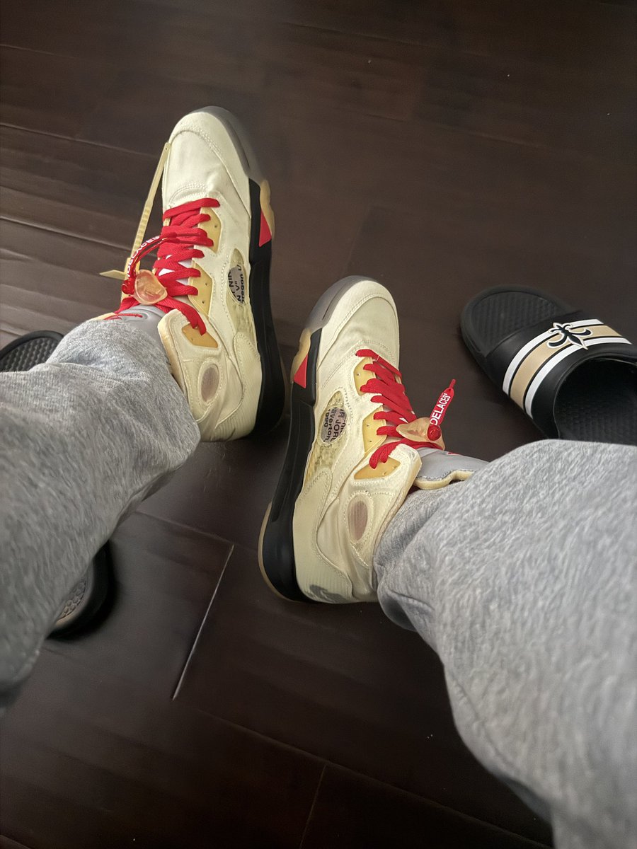 Askyomomma1's tweet image. Good morning ALL!!
My KOTD 
#OffWhite with Red Jordan Socks!!
(Saints slides made the pic too #WhoDat ⚜️)
