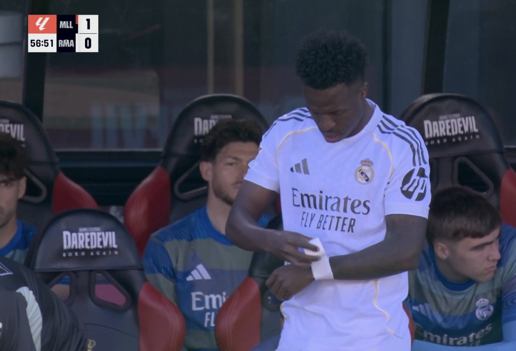 TouchlineX's tweet image. 📸 - PARTY TIME FOR MALLORCA IS OVER, VINICIUS JR IS COMING ON!