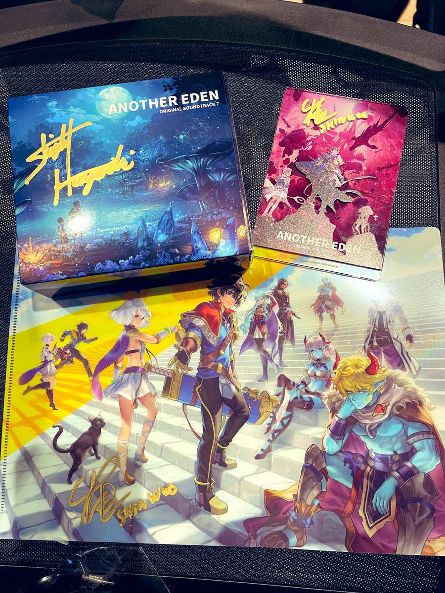 Shunta_Game's tweet photo. アナデンまつり2026春公開生放送お疲れ様でした🙌 アナデン民との飲み会も2次会まで楽しく過ごし、帰途に就いております🍻

登壇しない運営の方々とも沢山話せて良かった☺️ サントラにしげき、クリアファイルとアクスタにチェーさんのサインを頂きまた家宝が増えました😭 10年目も宜しくお願いします✨ https://t.co/EBHt4QnOl1