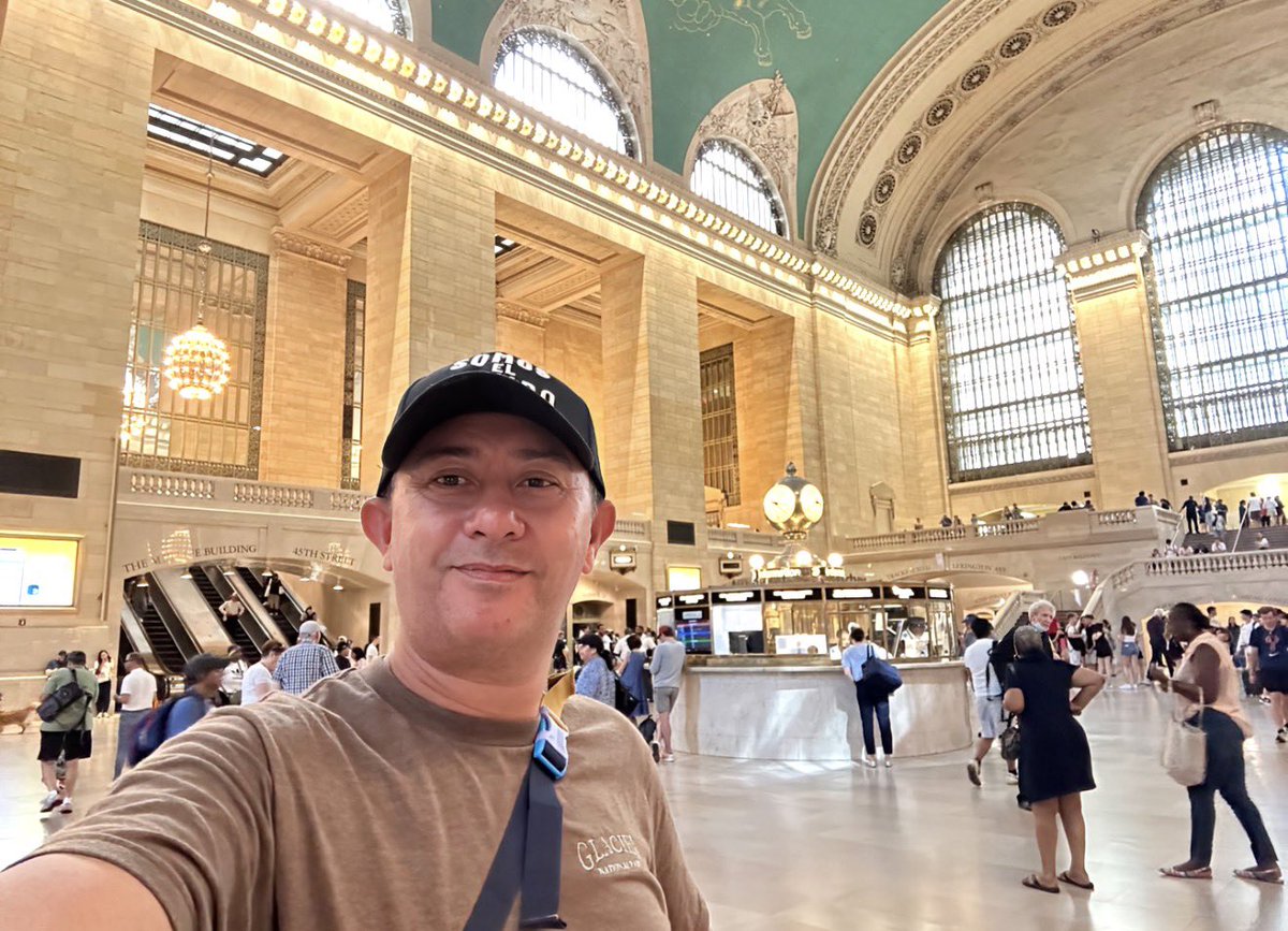 marvindelcid's tweet image. #GrandCentral #NewYork #Manhattan 

Abril llega con el nuevo libro de @SomosElCombo, pronto muy pronto